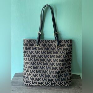 🖤 MICHAEL KORS Signature Tote in Black